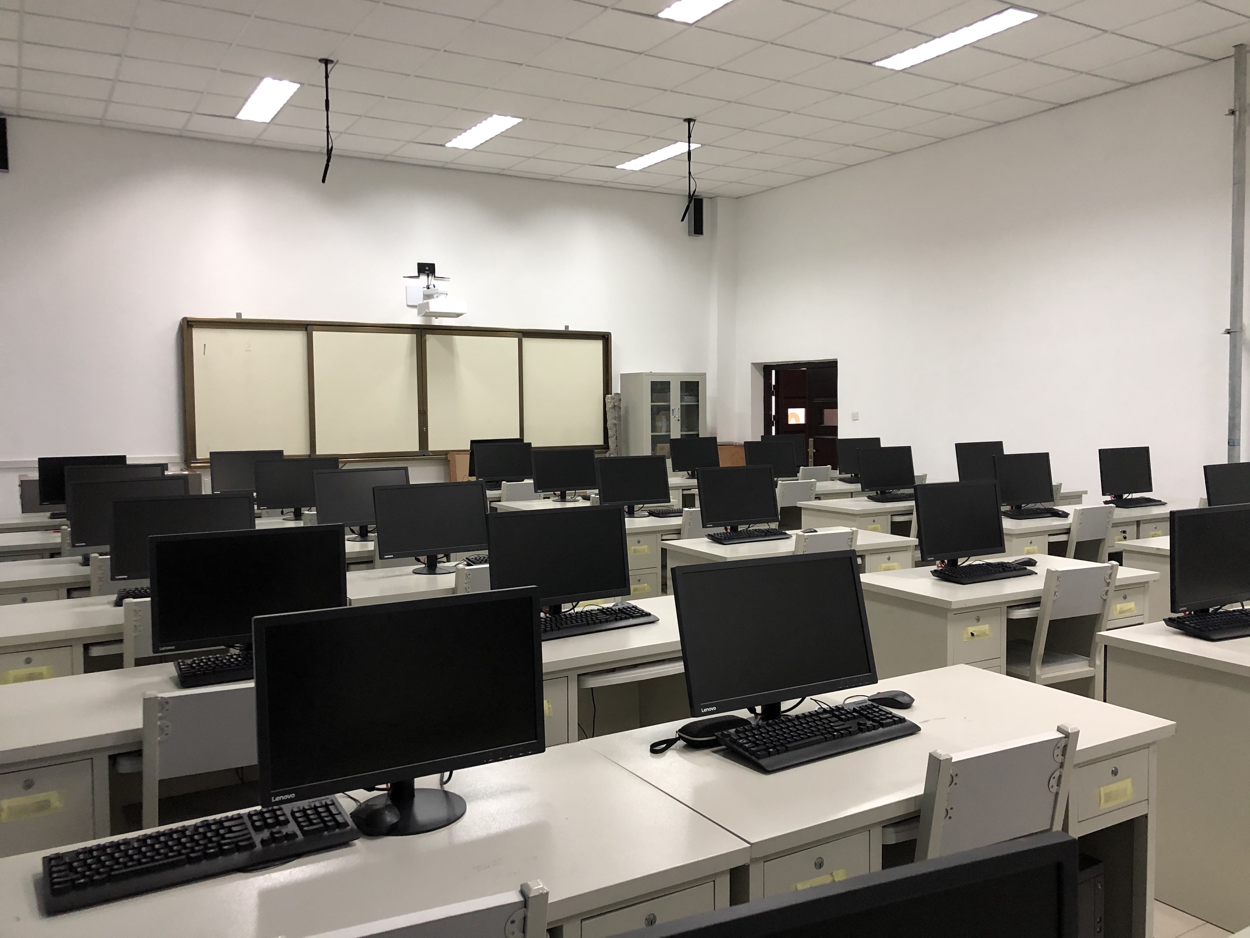 JD103单片机实训室112 ㎡.JPG JD103单片机实训室112 ㎡.JPG