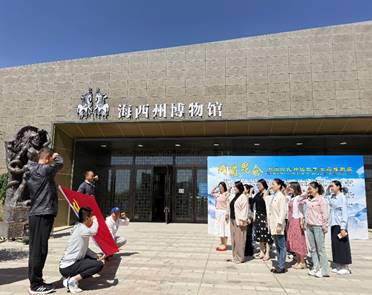 一群人站在建筑前